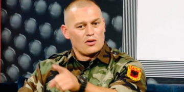 Debati me Cecen – Ish-ushtari i UÇK’së i reagon Cecës: Vogëlushët e detyruan burrin tënd të ndihet i turpëruar