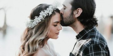 Puthja në ballë është shumë më tepër se një gjest dashurie: ja efektet që shkakton tek ata që e marrin atë