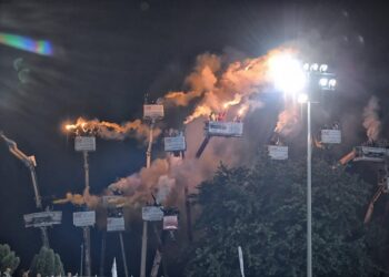 Polakët bëjnë “shpikjen, distancim social në majë të vinçave, per te ndjekur garen !