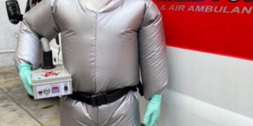 Krijohet kostumi antikoronavirus, mjekët do të jenë të mbrojtur dhe nuk do të kenë më vapë