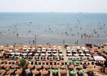 Dy të proceduar në Durrës, njëri vendosi shezlongë dhe tendë pa leje, tjetri ndoti ambientin nga pularia
