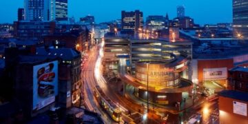Britania merr vendimin ekstrem: Ndalohet takimi me fqinjët në ambiente të mbyllura, Manchesteri dhe Yorkshire në karantinë