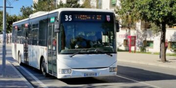TRANSPORTI PUBLIK rifillon punën, pak njerëz në stacione dhe maskat të detyrueshme. Korriku vetëm me bileta, abonetë shpërndahen në gusht
