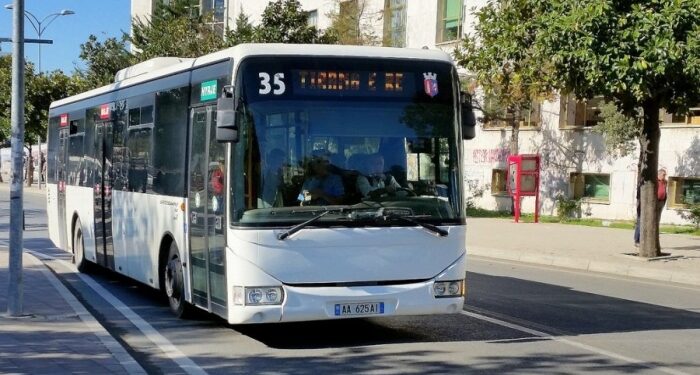 TRANSPORTI PUBLIK rifillon punën, pak njerëz në stacione dhe maskat të detyrueshme. Korriku vetëm me bileta, abonetë shpërndahen në gusht