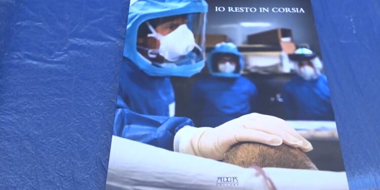 “Unë qëndroj në repart”: Hashtagu i mjekëve gjatë urgjencës së Covid-19 bëhet një libër në Bari