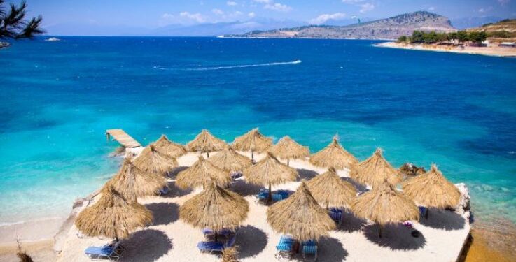 Polakët “rikthehen” në Shqipëri për pushime, agjencitë turistike nisin promovimin, ofertat për paketa pas 15 korrikut