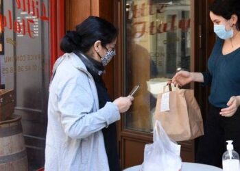 Piceria ndalon klientët të futen nëse mbajnë maskë, fotoja që bëri xhiron e rrjetit