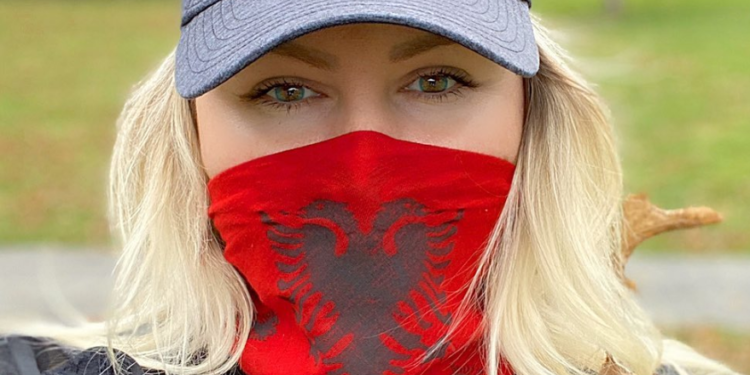 “Mësoni gjuhën shqipe, është ndër më të vjetrat në botë”- Komentuesit serbë ofendojnë Vesa Lumën, ja si i përgjigjet këngëtarja