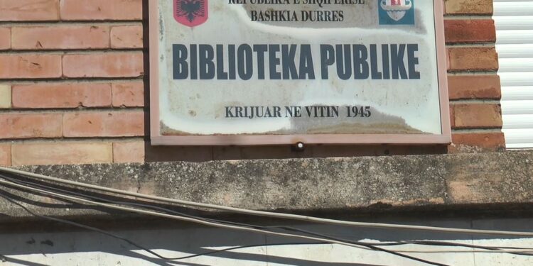 COVID-19, “kyç” bibliotekën në qytetin e Durrësit, infektohet punonjësja