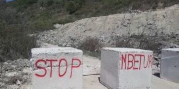 Banorët e Manzës, bllokojnë rrugën për të penguar mbetjet urbane në zonë