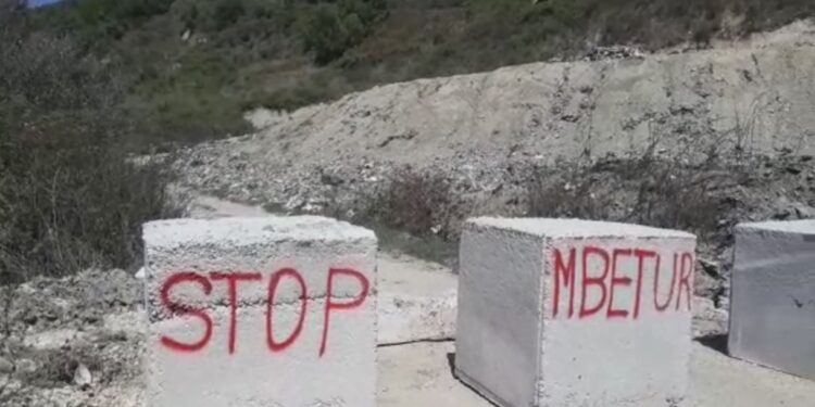 Banorët e Manzës, bllokojnë rrugën për të penguar mbetjet urbane në zonë