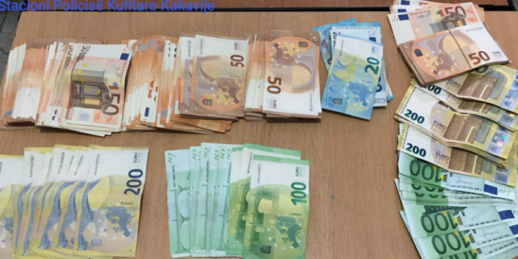 Kapen më shumë se 30 mijë euro të padeklaruara në Kakavijë, procedohen 4 persona, mes tyre 3 të huaj