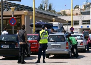 Radhë kilometrike në Kakavijë, shqiptarët dynden për të kaluar drejt Greqisë përpara orarit të mbylljes