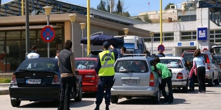 Radhë kilometrike në Kakavijë, shqiptarët dynden për të kaluar drejt Greqisë përpara orarit të mbylljes