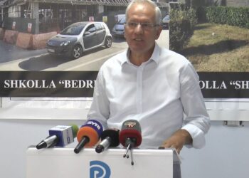 Dita e parë e shkollës, denoncon PD në Durrës: “Fëmijët në fshatra udhëtojnë me kilometra për në shkollë”