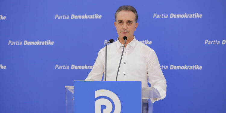 Dalin provat e përfshirjes së administratës në zgjedhje në Fier. Formularë të plotësuar me emra, ID dhe numra telefoni. PD: Të gjithë për ndjekje penale