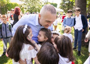 Presidenti Meta mesazh në ditën e parë të shkollës: Koha të reagojmë fuqishëm