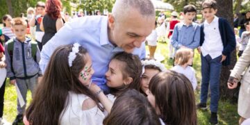 Presidenti Meta mesazh në ditën e parë të shkollës: Koha të reagojmë fuqishëm
