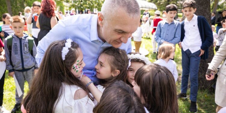 Presidenti Meta mesazh në ditën e parë të shkollës: Koha të reagojmë fuqishëm