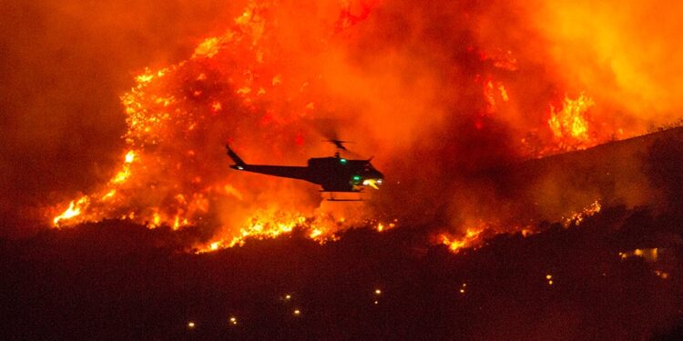 Helikopterët shpëtojnë qindra njerëz të bllokuar nga zjarret në Kaliforni