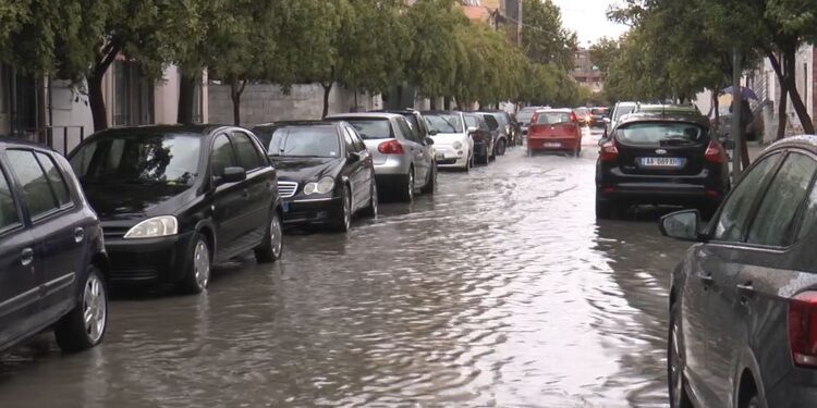 Reshjet e shiut, rrugët nën ujë