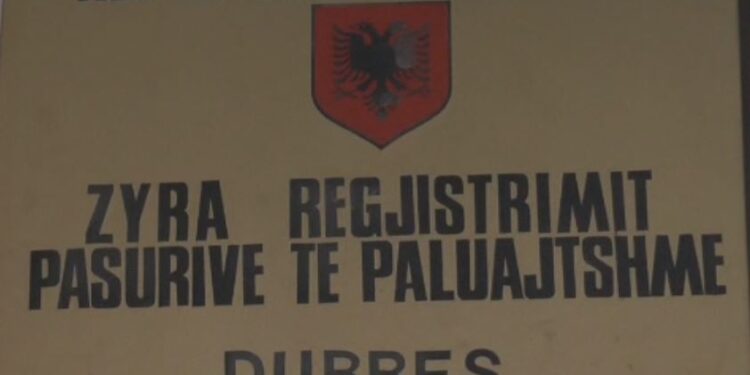 Ikën  Artur Çobani , Agjensia e Kadastrës në Durrës me  një tjetër drejtues