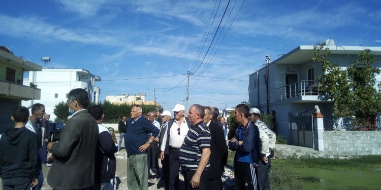 “Ndotja nga kanalet po na rrezikon shëndetin”: Banorët e ish Kënetës në protestë