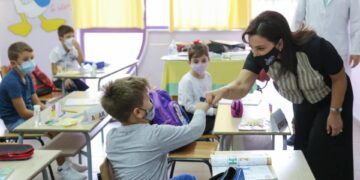 Ministrja Kushi në Vlorë, inspektim të shkollave për masat anti-COVID dhe procesin mësimor