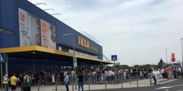“Frika” për një mbyllje të dytë, qindra njerëz u rreshtuan për të hyrë në Ikea në Bari
