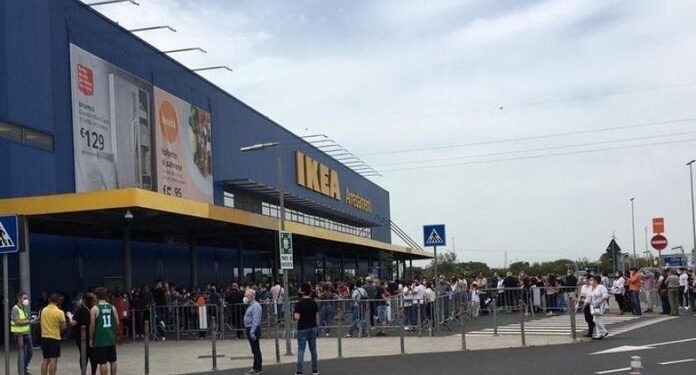 “Frika” për një mbyllje të dytë, qindra njerëz u rreshtuan për të hyrë në Ikea në Bari