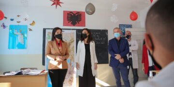 Masat Anti-COVID, Ministrja Kushi  vizitë në Vorë, shpërndahen tableta për nxënës të klasave kolektive