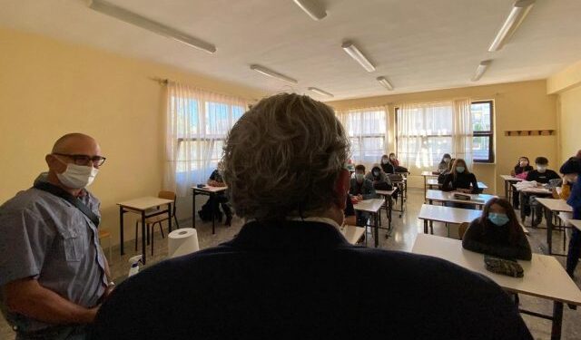 Proçesi mësimor në kohë pandemie, Emiljano u drejtohet prindërve të nxënësve : Asnjë detyrim për të qënë në klasa