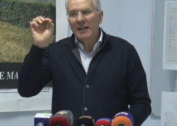 Xhaferraj:  Fermerët, të braktisur dhe të mashtruar nga qeveria në ikje