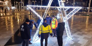 Dëmtimi i dekorit të qytetit, punohet gjatë natës për riparimet e dëmeve