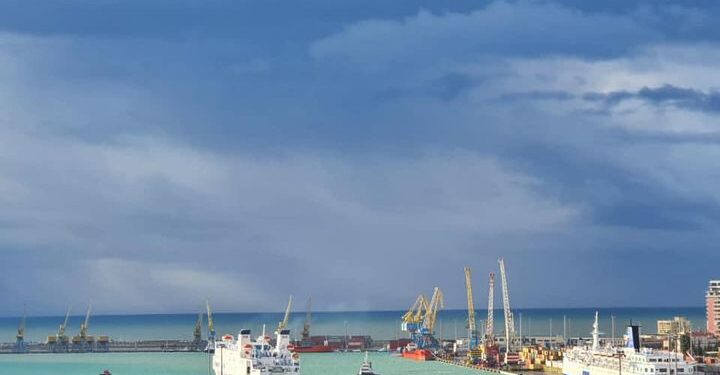U pezulluan për shkak të stuhisë, APD: Sot rinisin lundrimet drejt Italisë