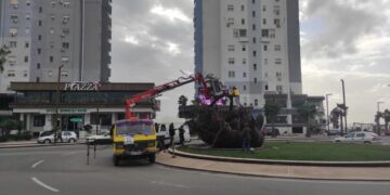 Era e fortë rrëzon statujën e Redonit pranë shëtitores Taulantia (Foto+Video)