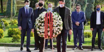 8 Dhjetori, Basha, Berisha dhe drejtuesit e PD, homazhe te monumenti i Azem Hajdarit në sheshin Demokracia në Qytetin Studenti