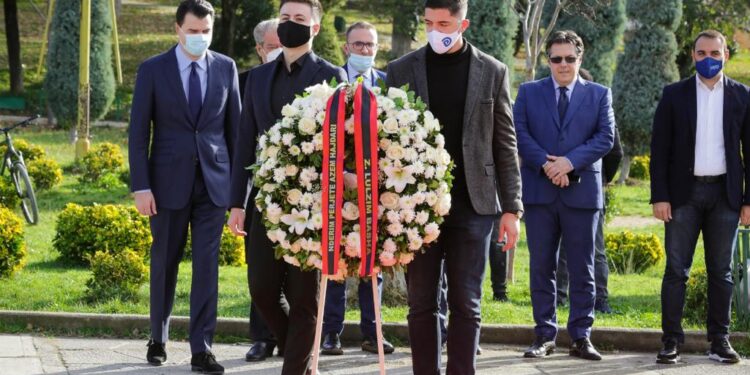 8 Dhjetori, Basha, Berisha dhe drejtuesit e PD, homazhe te monumenti i Azem Hajdarit në sheshin Demokracia në Qytetin Studenti