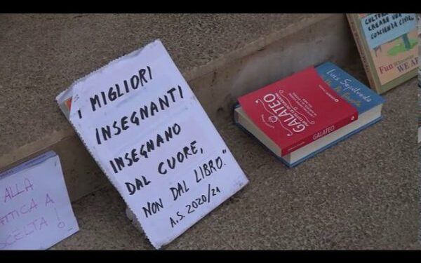 Mësimi online, mësuesit në Bari kundër, protestojnë në mënyrë simbolike