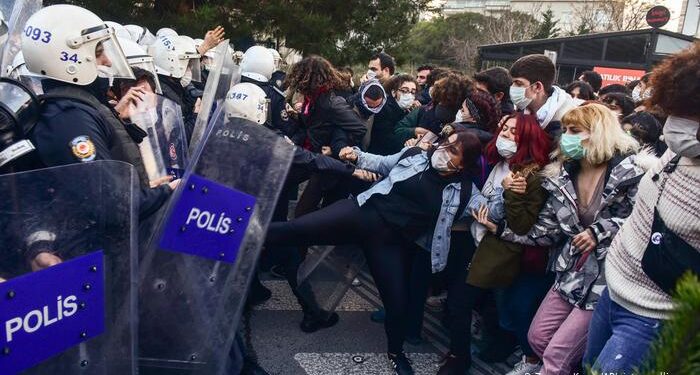 Turqi, ndryshime në stafin pedagogjik, studentët në protesta