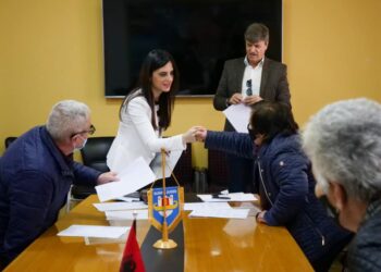 Ndërtimi i pallateve të shembura pas dëmtimit nga tërmeti, bashkia firmos kontratat me pronarët
