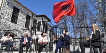 Basha në Korçë: Pedagogëve rritje pagash dhe stazh të paguar, për të sapodiplomuarit