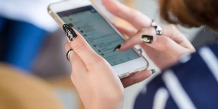 Kjo shenjë e horoskopit ka varësi ndaj telefonit