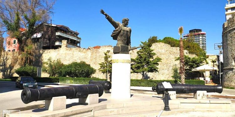 Pëkujtohet dita histotike e ushtarakëve që dolën në mbrojte të atdheut