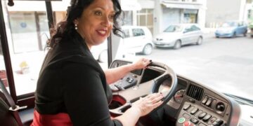 Ndodh edhe kështu! Nusja e parë në histori që shkon tek  bashkëshorti i saj me autobus, për të kurorëzuar martesën