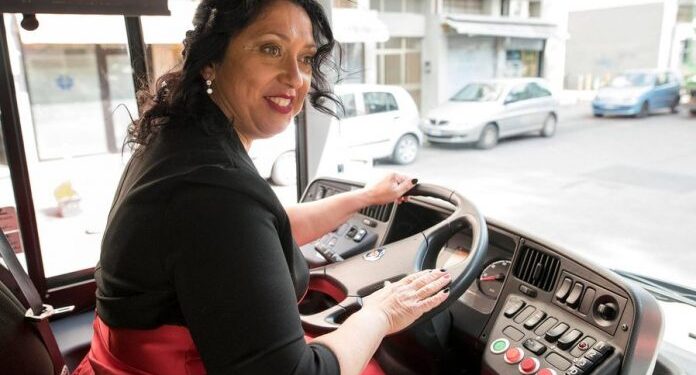 Ndodh edhe kështu! Nusja e parë në histori që shkon tek  bashkëshorti i saj me autobus, për të kurorëzuar martesën
