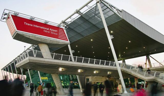 Pezullohen për 40 minuta fluturimet në aeroportin “Nënë Tereza”