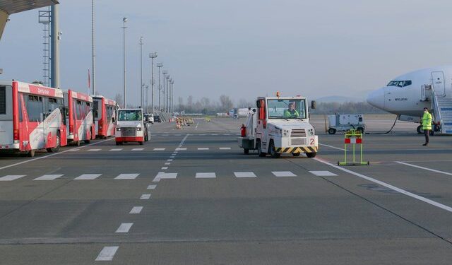 Deri kur do jenë të pezulluara fluturimet në Rinas, ja përgjigja