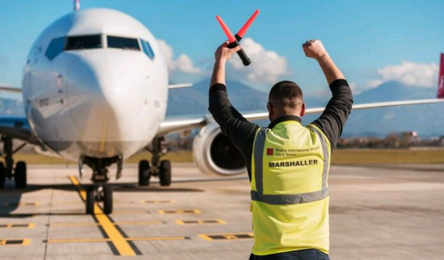 Merr fund stresi/ Në pritje për Dubai, pasagjerët e bllokuar në Rinas nisen me autobus drejt aeroportit të Podgoricës (VIDEO)