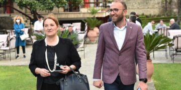 Shkrimtarja Flutura Açka ka këtë poezi për shqiptarët: U gdhitë me marrje mendsh dhe…